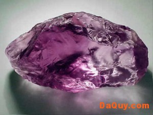 amethyst1 300x225 Thạch Anh Tím (Amethyst) – Nguồn gốc và đặc tính, tác dụng chữa bệnh trong dân gian theo phong thủy