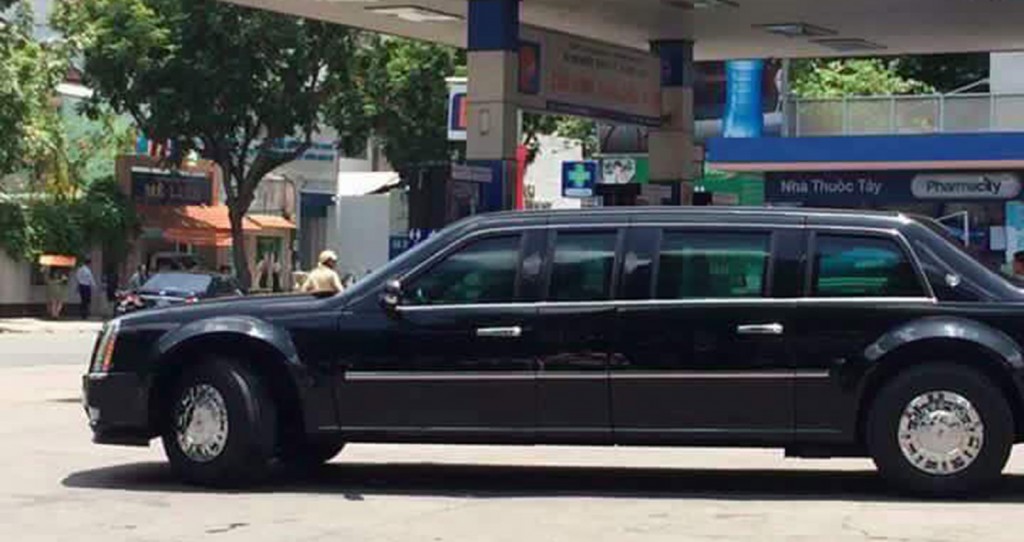 limousine the beast 2 1024x542 The Beast nạp nhiên liệu tại một cây xăng ở Sài Gòn