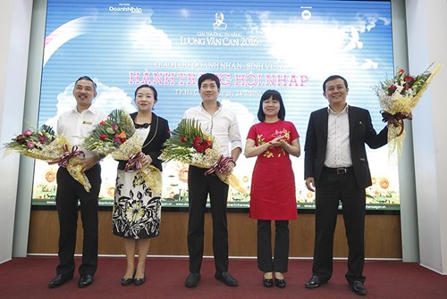 tang hoa dien gia Sinh viên Kinh tế tìm hiểu hành trang khởi nghiệp