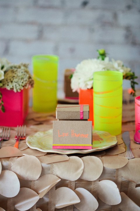 neon and neutral inspiration 07 480x720 Hướng dẫn cách trang trí ly đẹp cho bàn tiệc mùa thu