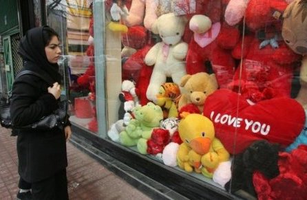 2 valentines day 1367025153 500x0 Chính phủ Iran bất ngờ cấm tặng vật tình yêu Valentine